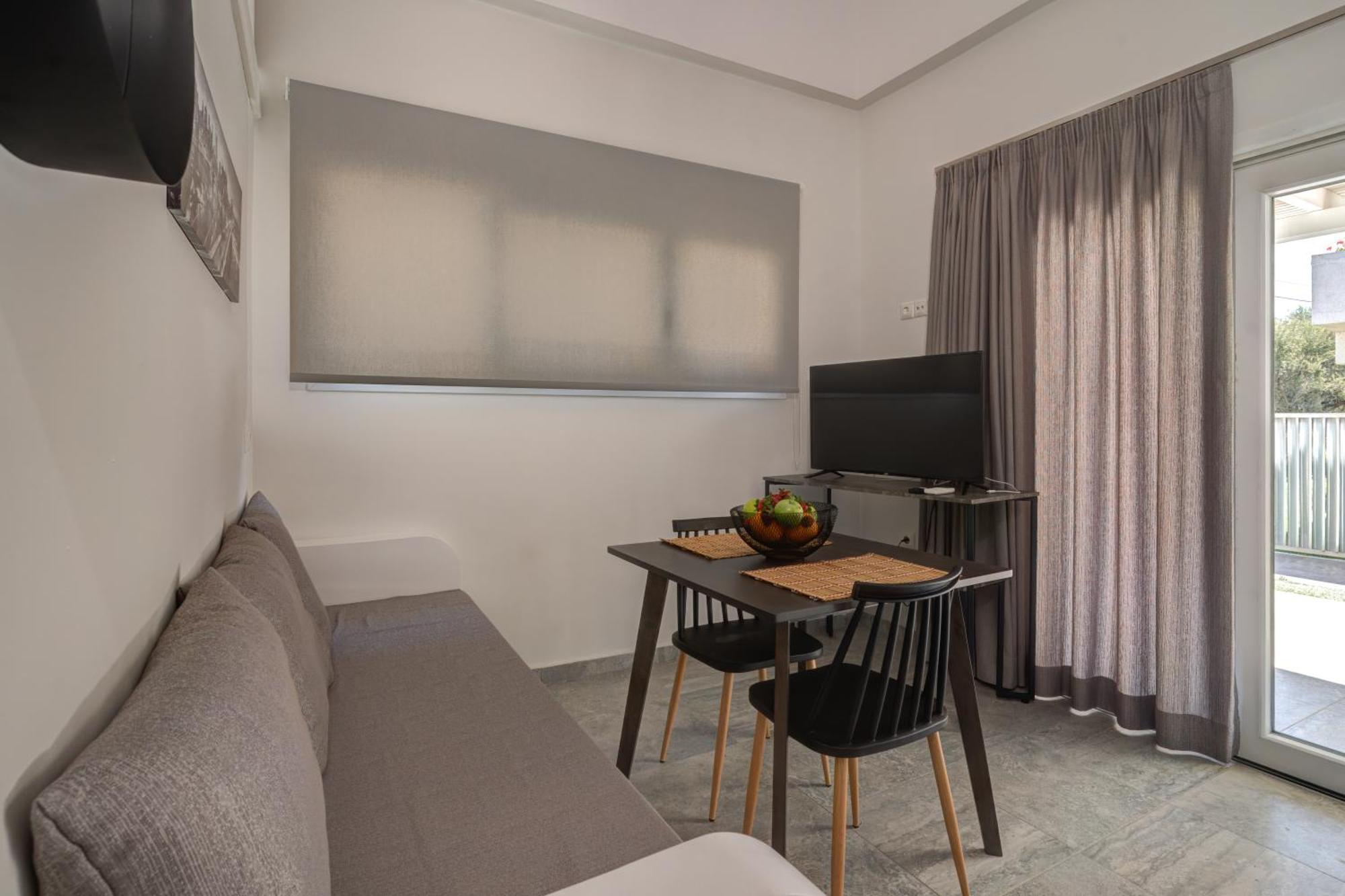 Molos Beachfront Apartments In Diakopto Esterno foto
