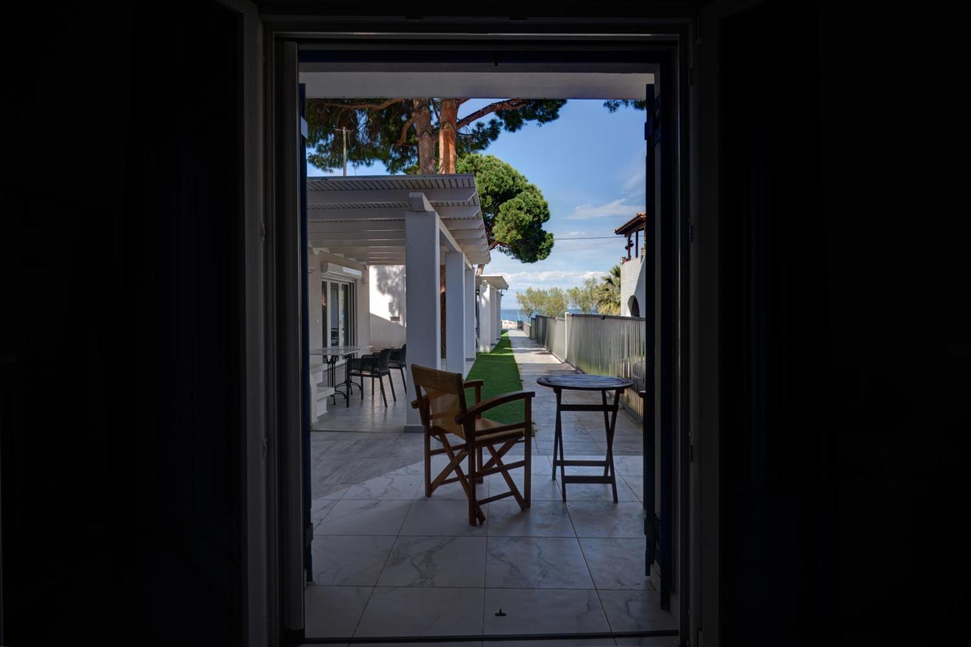 Molos Beachfront Apartments In Diakopto Esterno foto