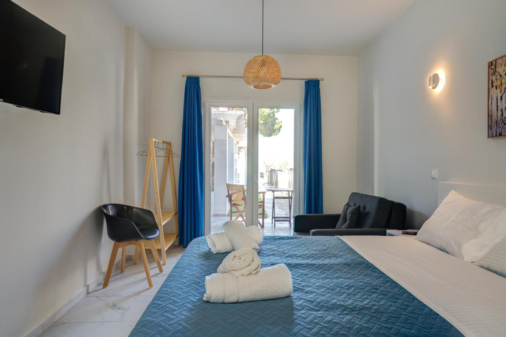 Molos Beachfront Apartments In Diakopto Esterno foto