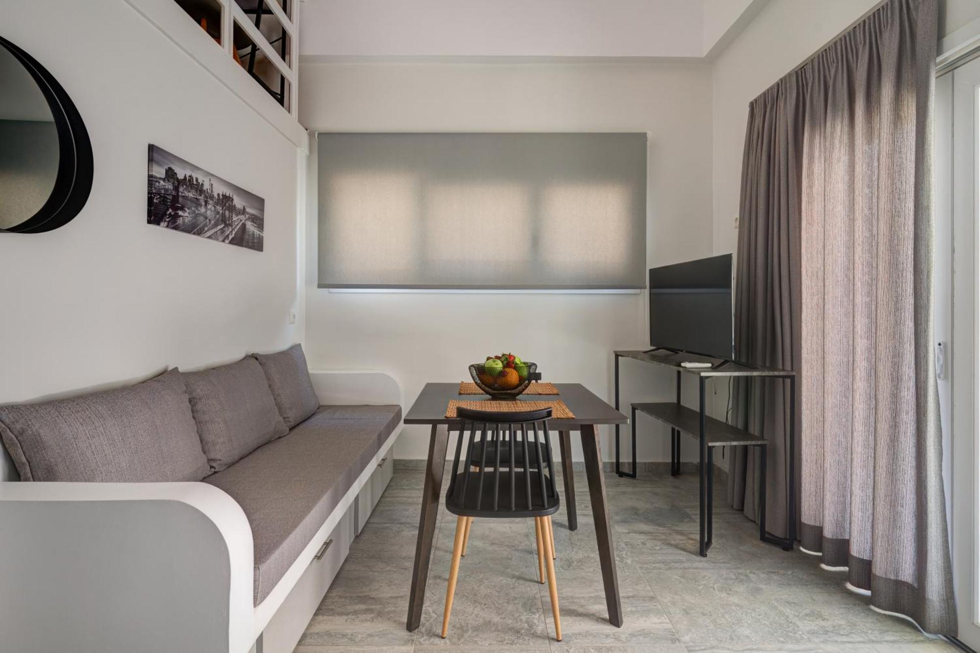 Molos Beachfront Apartments In Diakopto Esterno foto