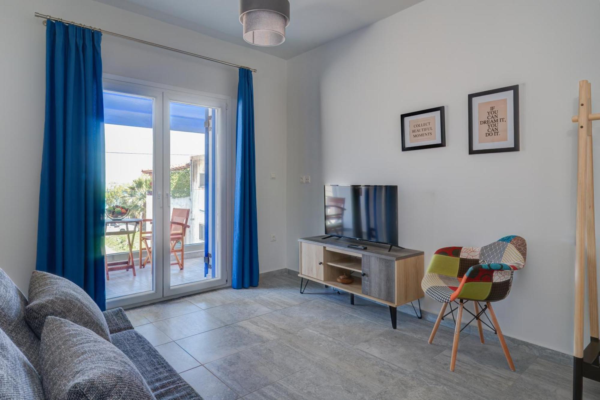 Molos Beachfront Apartments In Diakopto Esterno foto