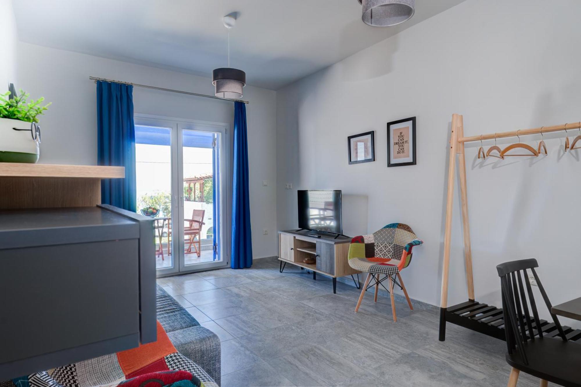 Molos Beachfront Apartments In Diakopto Esterno foto